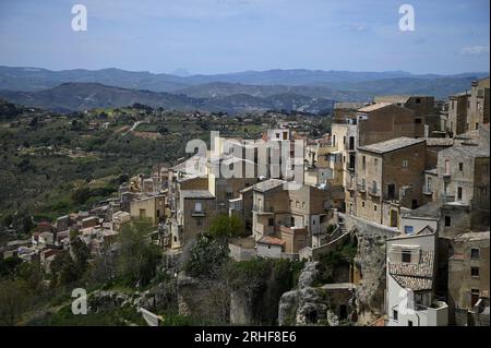 Panoramablick auf Calascibetta, Mitglied von ' I Borghi più belli d'Italia', eines der schönsten Dörfer Italiens in der Provinz Enna auf Sizilien Stockfoto