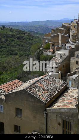 Panoramablick auf Calascibetta, Mitglied von ' I Borghi più belli d'Italia', eines der schönsten Dörfer Italiens in der Provinz Enna auf Sizilien Stockfoto