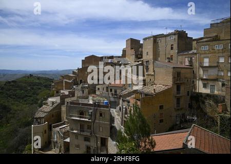 Panoramablick auf Calascibetta, Mitglied von ' I Borghi più belli d'Italia', eines der schönsten Dörfer Italiens in der Provinz Enna auf Sizilien Stockfoto