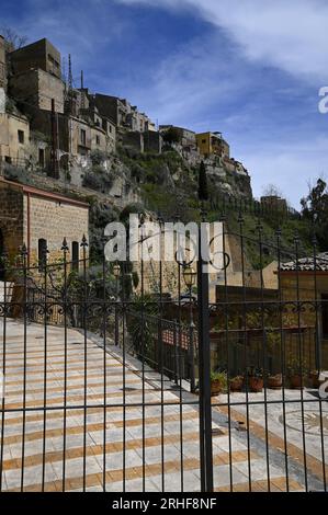 Panoramablick auf Calascibetta, Mitglied von ' I Borghi più belli d'Italia', eines der schönsten Dörfer Italiens in der Provinz Enna auf Sizilien. Stockfoto