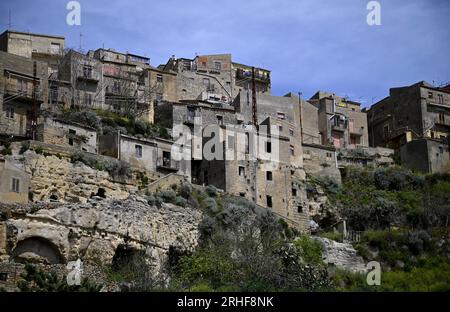 Panoramablick auf Calascibetta, Mitglied von ' I Borghi più belli d'Italia', eines der schönsten Dörfer Italiens in der Provinz Enna auf Sizilien. Stockfoto