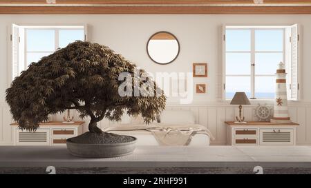 Vintage Holztisch Regal mit Topfblüten Bonsai, beige Blätter, Blumen, über Schlafzimmer mit Doppelbett und Panoramafenstern, Marine-Stil, Zen-Bogen Stockfoto