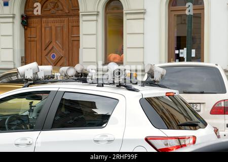 Scannen des Nummernschilds gegen Parkgebühr oder Strafgebühr. Kamera auf dem Auto, Überprüfung des Kfz-Kennzeichens und Eigentümer hat keinen Parkplatz bezahlt Stockfoto