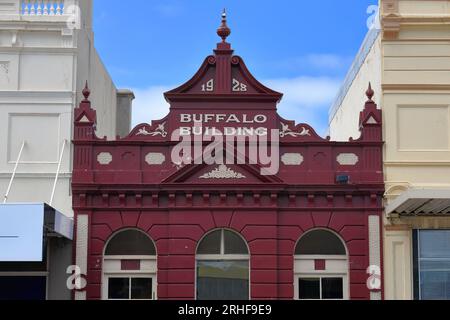 845 kastanienbemalte Steinfassade aus dem Jahre 1928 n. Chr. datiertes Gebäude in der Liebig Street. Warrnambool-Australien. Stockfoto