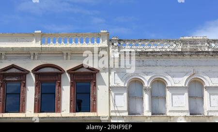 850 Obergeschoss einer Reihe von zweistöckigen Gewerbeterrassen aus dem Jahr 1876-77 n. Chr. an der Ostseite der Liebig Street. Warrnambool-Australien. Stockfoto