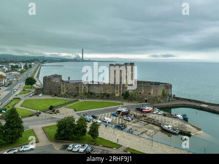 Luftaufnahme von Carrickfergus Castle Anglo Norman Castle in Nordirland, im County Antrim, am Nordufer des Belfast Lough mit großer Rekta Stockfoto