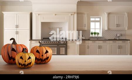 Halloween geschnitzte Kürbisse auf Holztisch. Herbstdekoration über Innenarchitektur-Szene. Klassische Küche mit Schränken und Fliesen. Backofen und Geräte Stockfoto