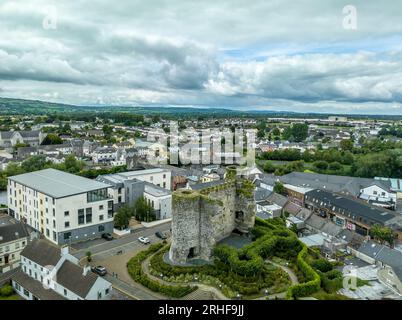 Luftaufnahme von Carlow Castle und Stadt in Irland mit kreisförmigen Türmen über dem Fluss Barrow Stockfoto