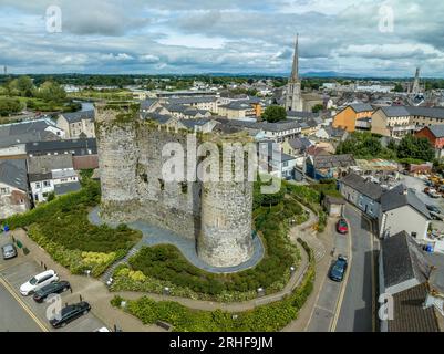 Luftaufnahme von Carlow Castle und Stadt in Irland mit kreisförmigen Türmen über dem Fluss Barrow Stockfoto