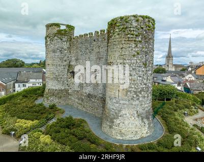 Luftaufnahme von Carlow Castle und Stadt in Irland mit kreisförmigen Türmen über dem Fluss Barrow Stockfoto