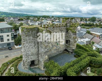 Luftaufnahme von Carlow Castle und Stadt in Irland mit kreisförmigen Türmen über dem Fluss Barrow Stockfoto