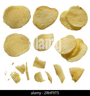 Wellige Kartoffelchips mit verschiedenen Formen auf weißem Hintergrund mit Beschneidungspfad Stockfoto