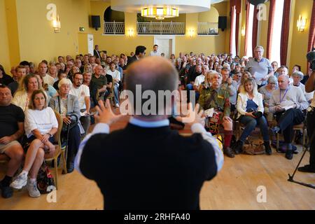 Marco Longhi, Abgeordneter von Dudley North, spricht auf der öffentlichen Versammlung in Himley bei Dudley, West Midlands, über den Crooked House Pub, mehr als eine Woche nachdem seine ausgebrannte Hülle nach einem mutmaßlichen Brandstiftungsangriff abgerissen wurde. Bilddatum: Mittwoch, 16. August 2023. Stockfoto