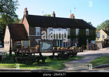 Das Feathers Inn, Wadesmill, Hertfordshire. Es hatte früher Stallungen für mehr als hundert Pferde und war eine der wichtigsten Coaching-Stationen auf dem London Stockfoto