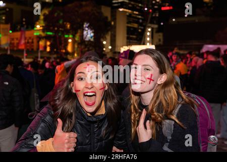 Melbourne, Australien. 16. Aug. 2023. Englische Fans feiern ihren Sieg auf dem Federation Square während des Halbfinales der Frauen-Weltmeisterschaft in Melbourne. Australische und englische Fußballfans treffen sich am Federation Square, um die aufregenden Höhen und Tiefen des Halbfinalspiels der Weltmeisterschaft mitzuerleben. Flaggen winken, Jubel schwingen und Emotionen verflechten sich, während diese leidenschaftlichen Fans sich in ihrer Liebe zum Spiel vereinen und dabei zusehen, wie die Löwen 3:1 gegen die Matildas gewinnen. Kredit: SOPA Images Limited/Alamy Live News Stockfoto