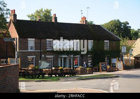 Das Feathers Inn, Wadesmill, Hertfordshire. Es hatte früher Stallungen für mehr als hundert Pferde und war eine der wichtigsten Coaching-Stationen auf dem London Stockfoto