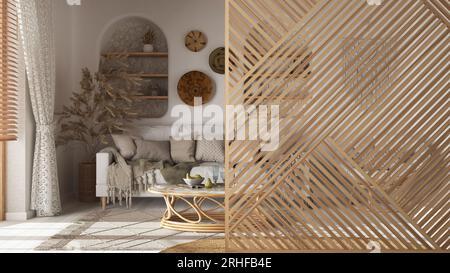 Wohnzimmer mit Holzpaneele in Nahaufnahme, böhmianischem Holz im Boho-Stil. Weißes Sofa aus Stoff und Rattanmöbel. Mediterranes Bauernhaus Innenarchitektur konz Stockfoto