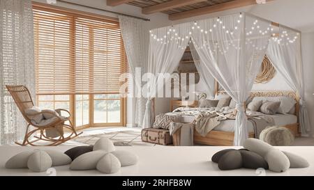 Weißer Tisch, Schreibtisch oder Regal mit fünf weichen weißen Kissen in Form von Sternen oder Blumen, über dem Künstlerschlafzimmer mit Himmelbett, boho-schicke Architektur Stockfoto