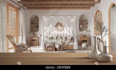 Hölzerne Tischplatte oder Regal mit minimalistischen modernen Vasen über böhmischen Holz Schlafzimmer mit Himmelbett in Boho-Stil, mediterrane Architektur Interi Stockfoto