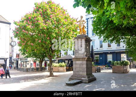 Goldene Statue von König Georg II., Royal Square, St. Helier, Jersey, Kanalinseln Stockfoto