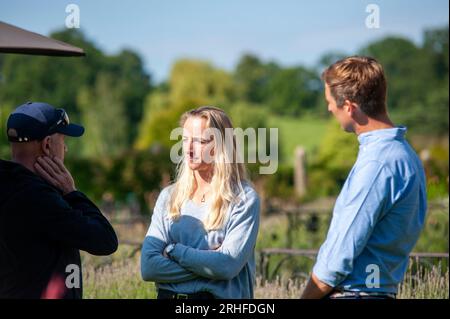 Stamford, Großbritannien. 16. Aug. 2023. Burghley Botschafter und ehemaliger Gewinner Andrew Hoy spricht mit Defender Burghley Erstauslöser Greta Mason und Phil Brown, der zum zweiten Mal an der Veranstaltung teilnimmt, während des Media Day vor der Veranstaltung im Vorfeld der Defender Burghley Horse Trials 2023, die auf dem Gelände des Burghley House in Stamford, Lincolnshire, England, Großbritannien stattfinden. Kredit: Jonathan Clarke/Alamy Live News Stockfoto