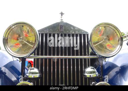 Der Chromgrill eines Rolls Royce aus dem Jahr 1934 steht majestätisch wie ein griechischer Tempel. Die Kühlergrillleisten öffnen sich beim Aufwärmen des Motors. Stockfoto