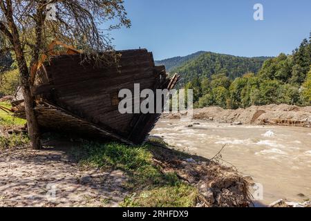 Ljubno Ob Savinji, Slowenien. 14. Aug. 2023. Ein hölzernes Cottage wird auf den Kopf gestellt am Ufer des Flusses Savinja in der Nähe von Ljubno ob Savinji, nachdem das Land Anfang August unter schweren Überschwemmungen litt. Zehn Tage nach den verheerenden Überschwemmungen in Slowenien erklärte das Land einen Tag der Solidarität. Freiwillige aus dem ganzen Land, europäischen Ländern und der slowenischen Armee kamen, um bei der Säuberung zu helfen. (Foto: Luka Dakskobler/SOPA Images/Sipa USA) Guthaben: SIPA USA/Alamy Live News Stockfoto