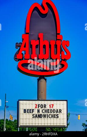 Arby’s wirbt für seine Beef n’ Cheddar Sandwiches, 15. August 2023, in Grand Bay, Alabama. Arby’s wurde 1964 in Ohio gegründet. Stockfoto