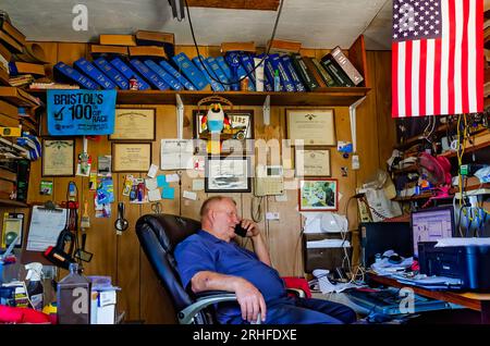 Ein Automechaniker spricht am Telefon in seinem Büro, 15. August 2023, in Theodore, Alabama. Es gibt 281.434 Automechaniker in den Vereinigten Staaten. Stockfoto