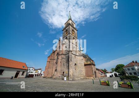 Die Kirche St. Giles im Zentrum von Nymburk, Tschechien. Blick von Südwesten, vom Stadtplatz in Richtung Glockenturm. Stockfoto