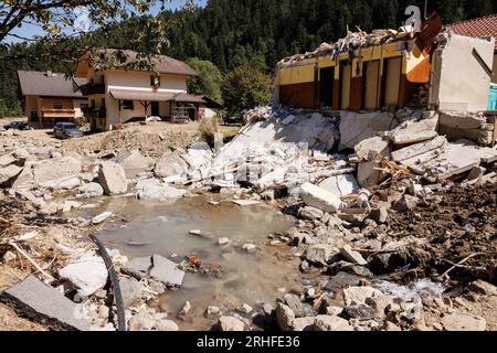 Raduha, Slowenien. 14. Aug. 2023. Ein schwer beschädigtes Haus ist in Raduha zu sehen, nachdem das Land Anfang August schwere Überschwemmungen erlitten hatte. Zehn Tage nach den verheerenden Überschwemmungen in Slowenien erklärte das Land einen Tag der Solidarität. Freiwillige aus dem ganzen Land, europäischen Ländern und der slowenischen Armee kamen, um bei der Säuberung zu helfen. (Kreditbild: © Luka Dakskobler/SOPA Images via ZUMA Press Wire) NUR REDAKTIONELLE VERWENDUNG! Nicht für den kommerziellen GEBRAUCH! Stockfoto