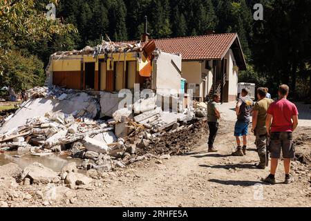 Raduha, Slowenien. 14. Aug. 2023. Die Einheimischen beobachten ein schwer beschädigtes Haus in Raduha, nachdem das Land Anfang August unter schweren Überschwemmungen litt. Zehn Tage nach den verheerenden Überschwemmungen in Slowenien erklärte das Land einen Tag der Solidarität. Freiwillige aus dem ganzen Land, europäischen Ländern und der slowenischen Armee kamen, um bei der Säuberung zu helfen. (Kreditbild: © Luka Dakskobler/SOPA Images via ZUMA Press Wire) NUR REDAKTIONELLE VERWENDUNG! Nicht für den kommerziellen GEBRAUCH! Stockfoto