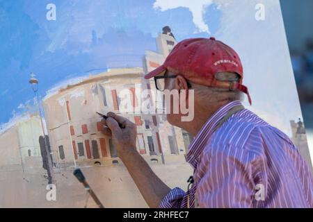 Madrid, Spanien. 16. Aug. 2023. Der berühmte spanische Maler und Bildhauer Antonio Lopez arbeitet an einem neuen Kunstwerk auf dem Sol Square in der Innenstadt von Madrid. Kredit: Marcos del Mazo/Alamy Live News Stockfoto