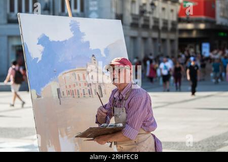 Madrid, Spanien. 16. Aug. 2023. Der berühmte spanische Maler und Bildhauer Antonio Lopez arbeitet an einem neuen Kunstwerk auf dem Sol Square in der Innenstadt von Madrid. Kredit: Marcos del Mazo/Alamy Live News Stockfoto