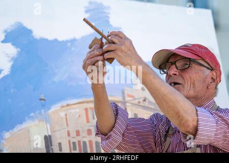 Madrid, Spanien. 16. Aug. 2023. Der berühmte spanische Maler und Bildhauer Antonio Lopez arbeitet an einem neuen Kunstwerk auf dem Sol Square in der Innenstadt von Madrid. Kredit: Marcos del Mazo/Alamy Live News Stockfoto