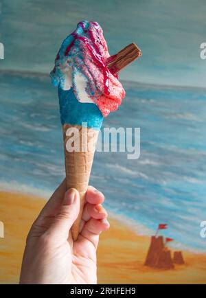 Hand hält Luxus schmelzende Eiscreme aus nächster Nähe am Strand in Hitzewelle Stockfoto
