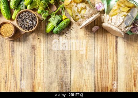 Gesundes, hausgemachtes fermentiertes Essen. Gesalzener Salat mit eingelegten Gurken, konserviert in Glasbehältern. Hauswirtschaft, Herbsternteerhaltung. Ansicht von Stockfoto