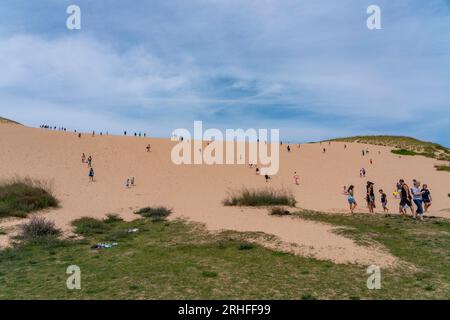 Wanderer auf der Düne klettern an der Sleeping Bear National Seashore in der Nähe von Empire, Michigan. Stockfoto