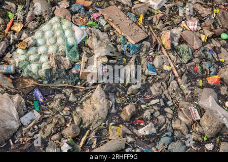 Ein Kanal in Dhaka, der mit verschiedenen Arten von Kunststoffabfällen bedeckt ist. Dhaka, Bangladesch Stockfoto