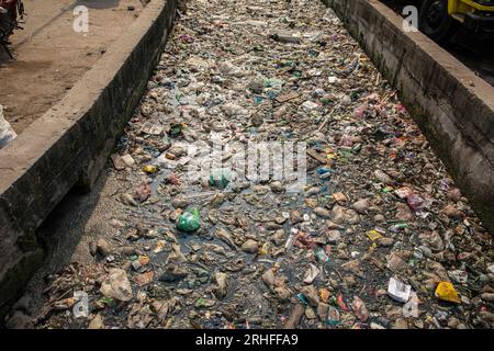 Ein Kanal in Dhaka, der mit verschiedenen Arten von Kunststoffabfällen bedeckt ist. Dhaka, Bangladesch Stockfoto