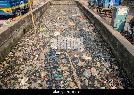 Ein Kanal in Dhaka, der mit verschiedenen Arten von Kunststoffabfällen bedeckt ist. Dhaka, Bangladesch Stockfoto