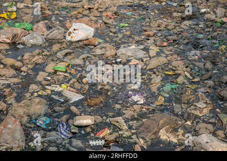 Ein Kanal in Dhaka, der mit verschiedenen Arten von Kunststoffabfällen bedeckt ist. Dhaka, Bangladesch Stockfoto