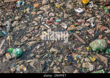 Ein Kanal in Dhaka, der mit verschiedenen Arten von Kunststoffabfällen bedeckt ist. Dhaka, Bangladesch Stockfoto