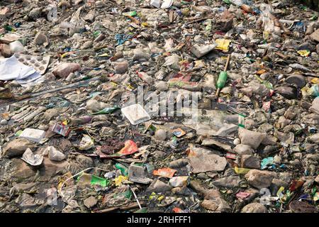 Ein Kanal in Dhaka, der mit verschiedenen Arten von Kunststoffabfällen bedeckt ist. Dhaka, Bangladesch Stockfoto