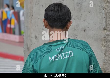 Tijuana, Baja, Kalifornien, Mexiko. 15. Aug. 2023. Ein mexikanischer Tourist beobachtet ein Stück der gefallenen Berliner Mauer, das der Stadt Tijuana am Dienstag, dem 15. August 2023, gespendet wurde. Der Bruchteil der Mauer wird dauerhaft am Grenzzaun am Strand ausgestellt, wo derzeit von den Vereinigten Staaten ein bis zu 30 Meter hoher Ersatzzaun gebaut wird, der San Diego, Kalifornien und Mexiko teilt. (Kreditbild: © Carlos A. Moreno/ZUMA Press Wire) NUR REDAKTIONELLE VERWENDUNG! Nicht für den kommerziellen GEBRAUCH! Stockfoto