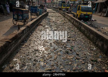Ein Kanal in Dhaka, der mit verschiedenen Arten von Kunststoffabfällen bedeckt ist. Dhaka, Bangladesch Stockfoto