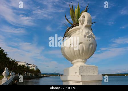 Landschaftsansicht der Arousa-Mündung mit einem weiß bemalten urnenförmigen Pflanzgefäß La Toja Island Pontevedra Galicien Spanien Stockfoto