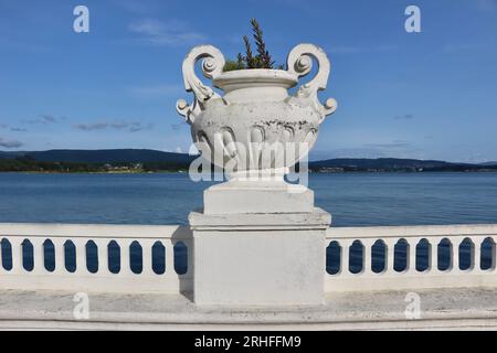 Landschaftsansicht der Arousa-Mündung mit einer weiß bemalten Zierbalustrade und urnenförmigen Pflanzgefäß La Toja Insel Pontevedra Galicien Spanien Stockfoto