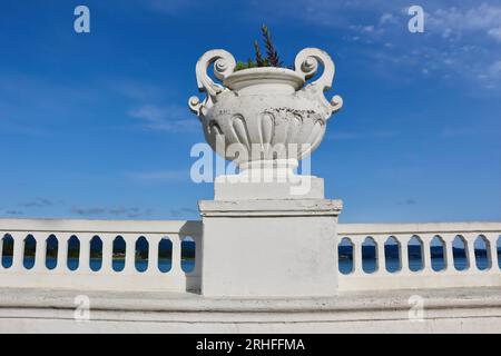 Landschaftsansicht der Arousa-Mündung mit einer weiß bemalten Zierbalustrade und urnenförmigen Pflanzgefäß La Toja Insel Pontevedra Galicien Spanien Stockfoto