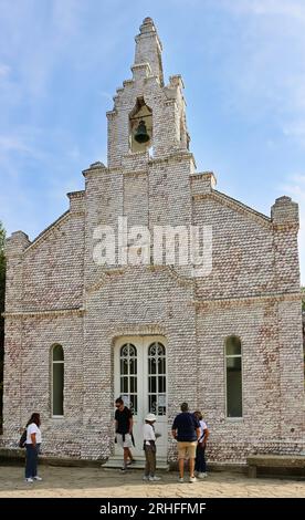 Touristen vor der Jakobsmuschel bedeckten die Kapelle des Heiligen Sebastian La Toja Insel Pontevedra Galicien Spanien Stockfoto